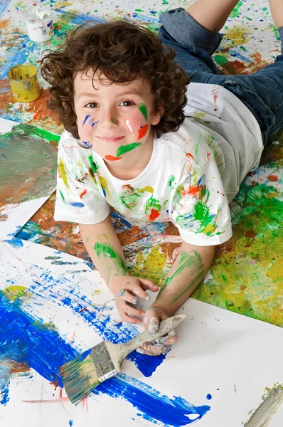Мальчик играет с картиной — стоковое фото