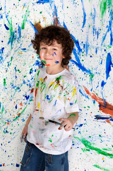 Pojke leker med målning — Stockfoto