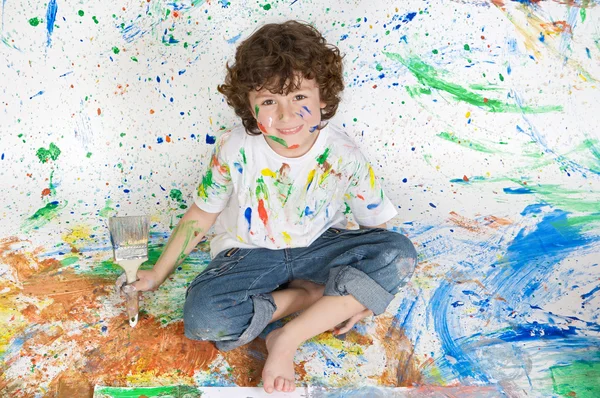 Niño jugando con la pintura — Foto de Stock