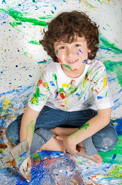 Menino brincando com pintura — Fotografia de Stock