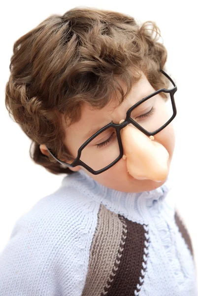 Очаровательный мальчик в очках и носу игрушки — стоковое фото