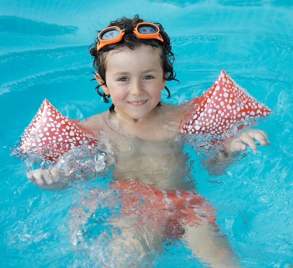 Chłopiec nauki pływania — Zdjęcie stockowe