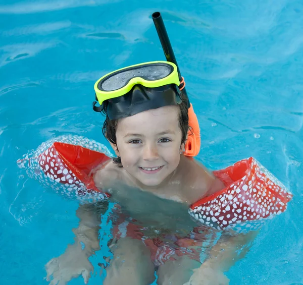 Klein kind zwemmen — Stockfoto