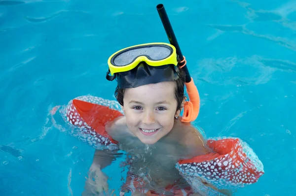 泳ぐことを学ぶの少年 — ストック写真