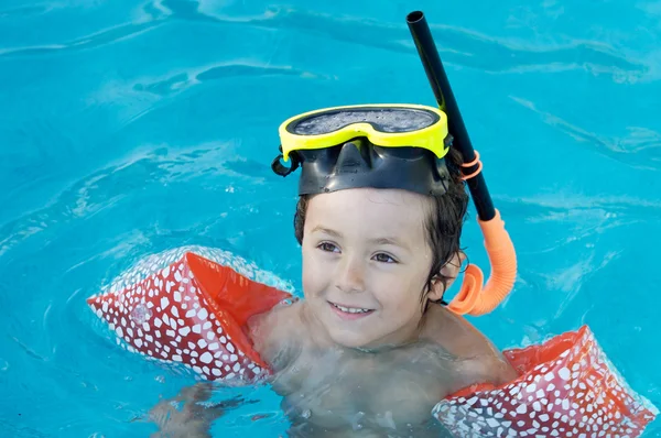 Мальчик учится плавать — стоковое фото