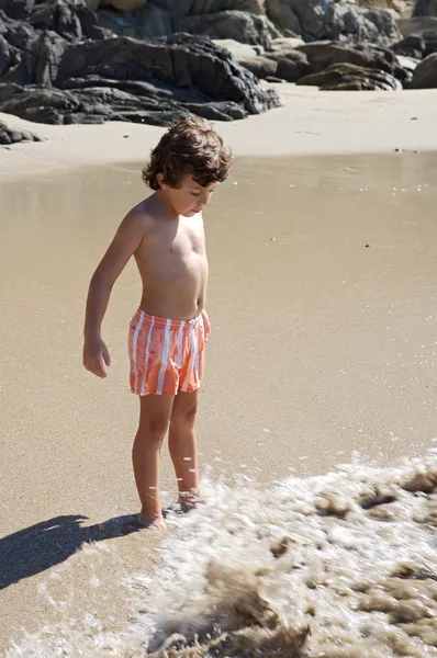 Αγόρι που παίζει στην παραλία — Φωτογραφία Αρχείου