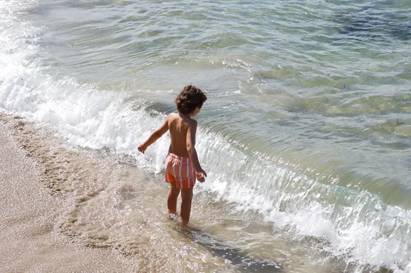 Boy playing in the beach — Stock Photo, Image