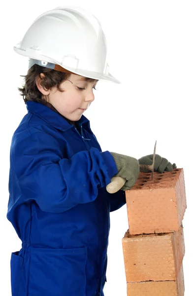 Adorable futuro constructor construyendo una pared de ladrillo — Foto de Stock