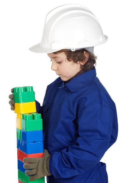 Adorable futuro constructor construyendo una pared de ladrillo con pieza de juguete —  Fotos de Stock