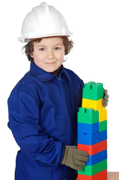 Construtor futuro adorável construindo uma parede de tijolo com peça de brinquedo — Fotografia de Stock