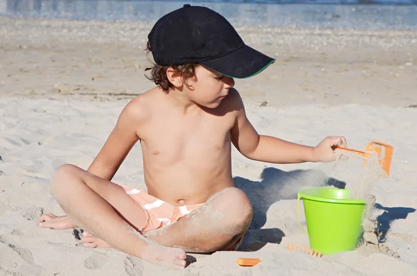 Pojke leker på stranden — Stockfoto