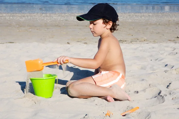 Chico jugando en la playa —  Fotos de Stock