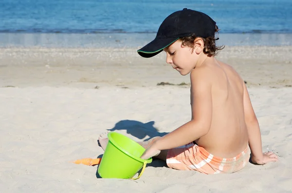 Chico jugando en la playa — Foto de Stock