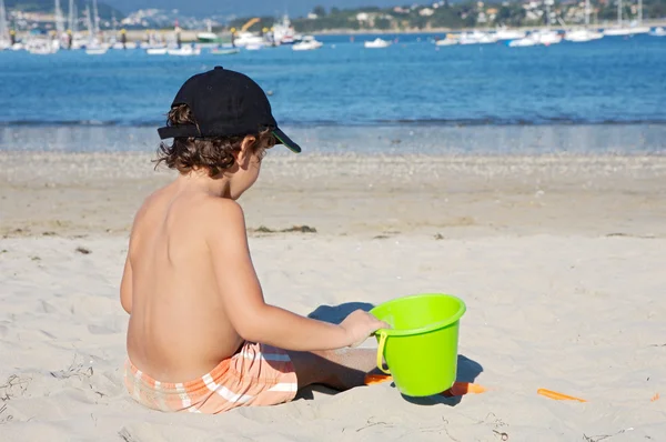Jongen spelen in het strand — Stockfoto