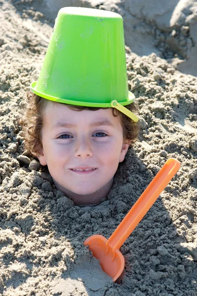 Kind im Sand begraben — Stockfoto