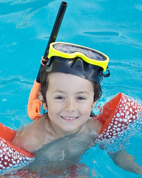 Menino aprendendo a nadar — Fotografia de Stock