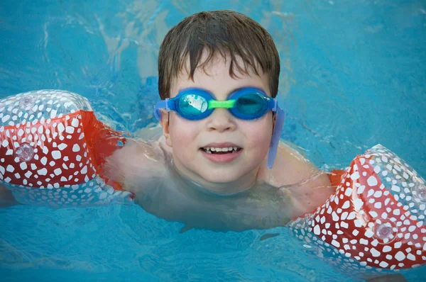 Junge lernt schwimmen — Stockfoto