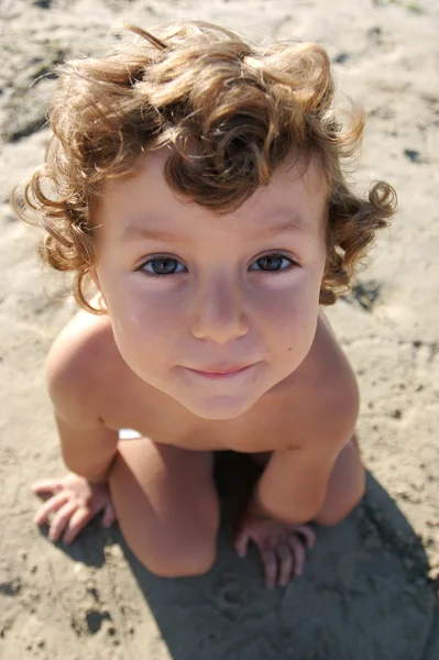 Забавное фото ребенка на пляже — стоковое фото