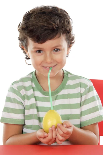 Menino adorável beber suco de limão — Fotografia de Stock