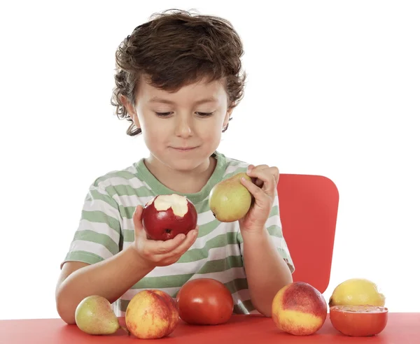 Barn leker med frukter — Stockfoto