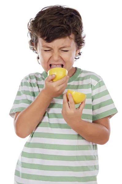 Їдять лимона — стокове фото