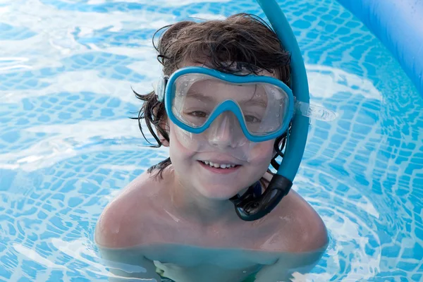 Kind in de pool op vakantie — Stockfoto