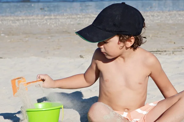Chico jugando en la playa — Foto de Stock