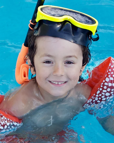 Criança na piscina de férias — Fotografia de Stock