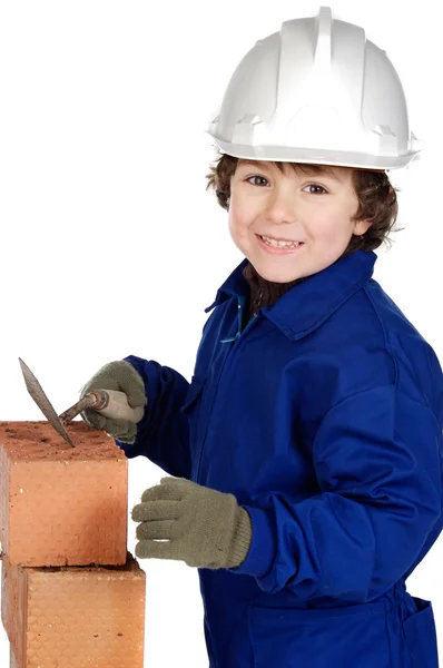 Детский строитель строит стену из кирпича — стоковое фото