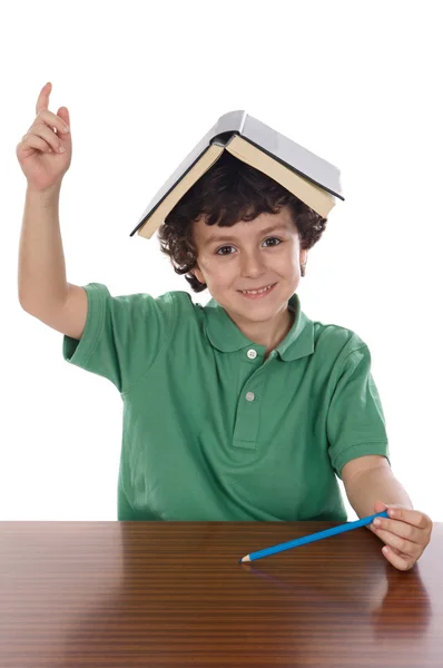 Dítě s knihou na hlavě — Stock fotografie