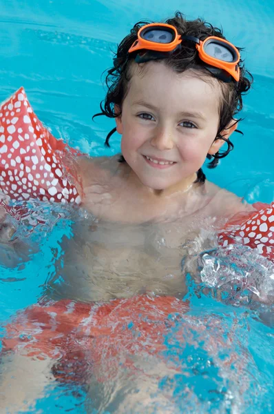 Kind im Schwimmbad im Urlaub — Stockfoto
