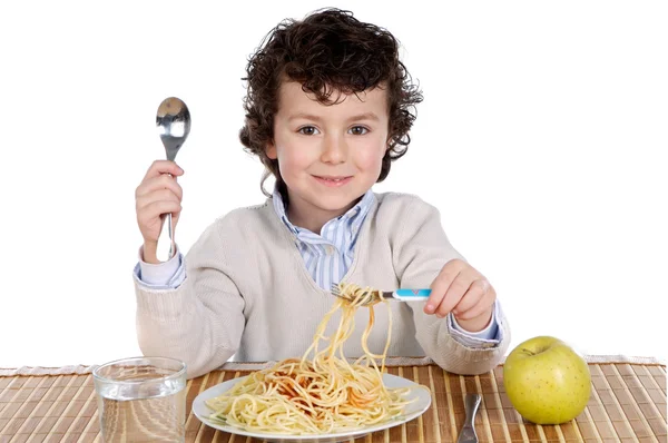 Precioso niño comiendo espaguetis — Foto de Stock