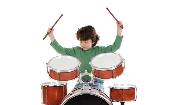 Красивый мальчик играет на барабанах — стоковое фото