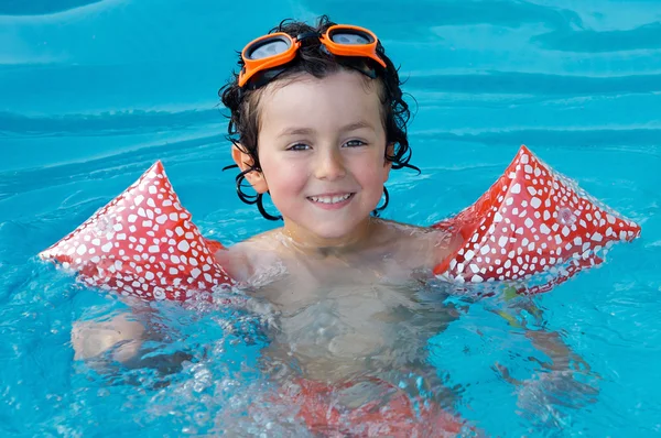 Kind im Schwimmbad im Urlaub — Stockfoto
