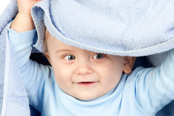 Vacker blond baby med en handduk — Stockfoto