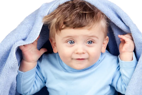 Schönes blondes Baby mit Handtuch — Stockfoto