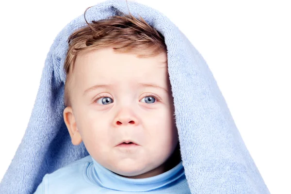 아름 다운 금발 아기 수건으로 — 스톡 사진