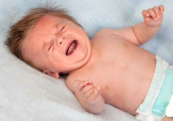 Vacker blond baby gråter — Stockfoto