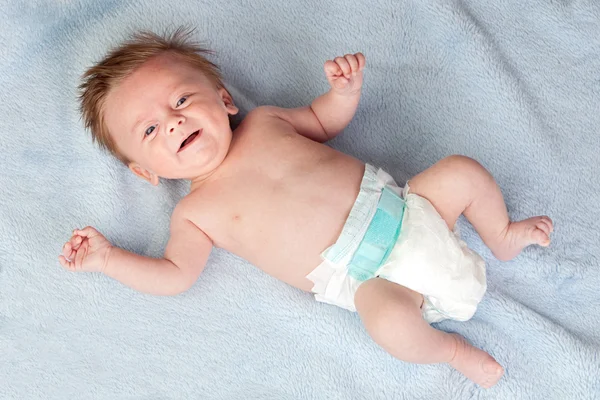 Prachtige blond baby glimlachen — Stockfoto