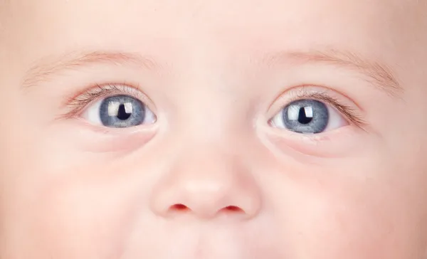 Mooie babe met blauwe ogen — Stockfoto