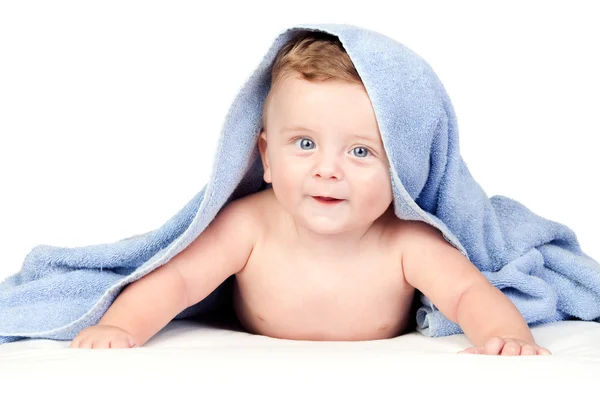 파란 눈을 가진 아름 다운 아기 수건으로 덮여 — 스톡 사진