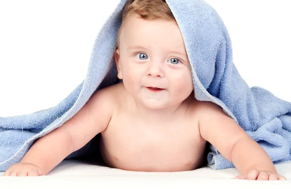 Όμορφο μωρό με μπλε μάτια που καλύπτονται από μια πετσέτα — Φωτογραφία Αρχείου