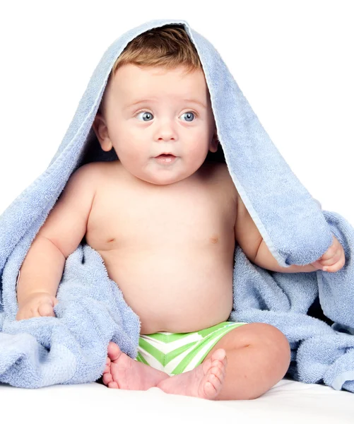 Gyönyörű csecsemő szeme kék hatálya alá egy törölköző — Stock Fotó