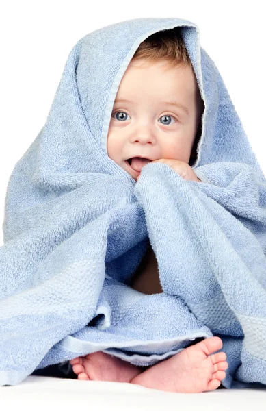 파란 눈을 가진 아름 다운 아기 수건으로 덮여 — 스톡 사진
