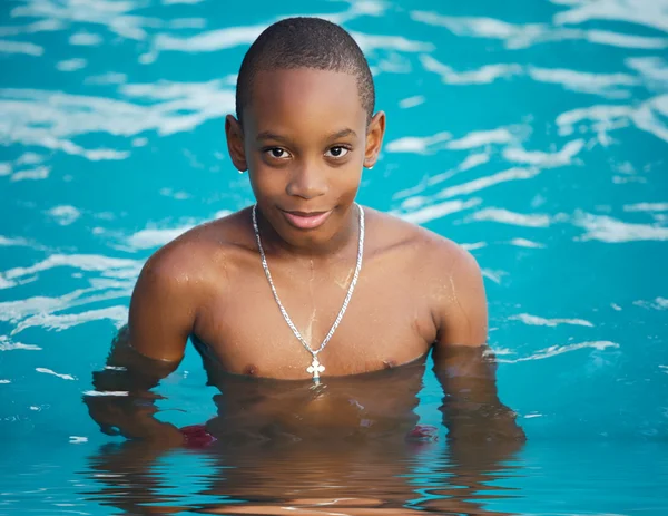 Pojke i poolen — Stockfoto