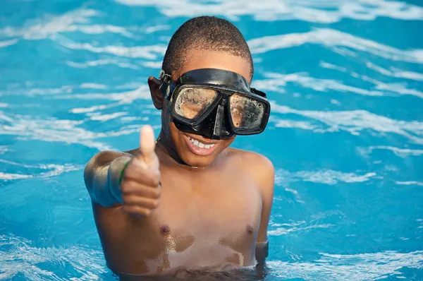 Menino na piscina — Fotografia de Stock