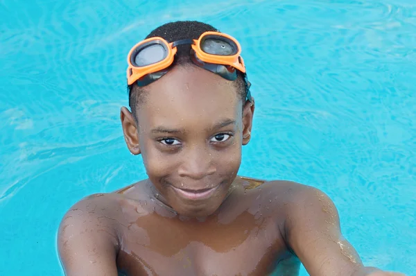 Junge im Schwimmbad — Stockfoto