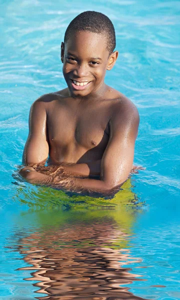 Junge im Schwimmbad — Stockfoto