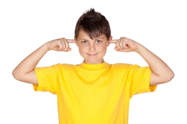 Niño divertido con camiseta amarilla cubriendo orejas — Foto de Stock
