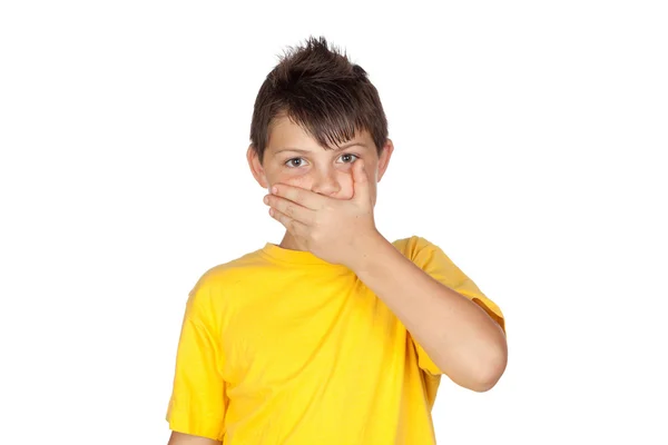 Criança engraçada com camiseta amarela cobrindo a boca — Fotografia de Stock